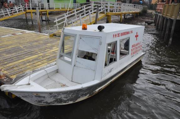 'Ambulancha' em Mandacaru, na viagem pelo Rio Preguiças, entre Barreirinhas e Atins, nos Lençóis Maranhenses (MA)